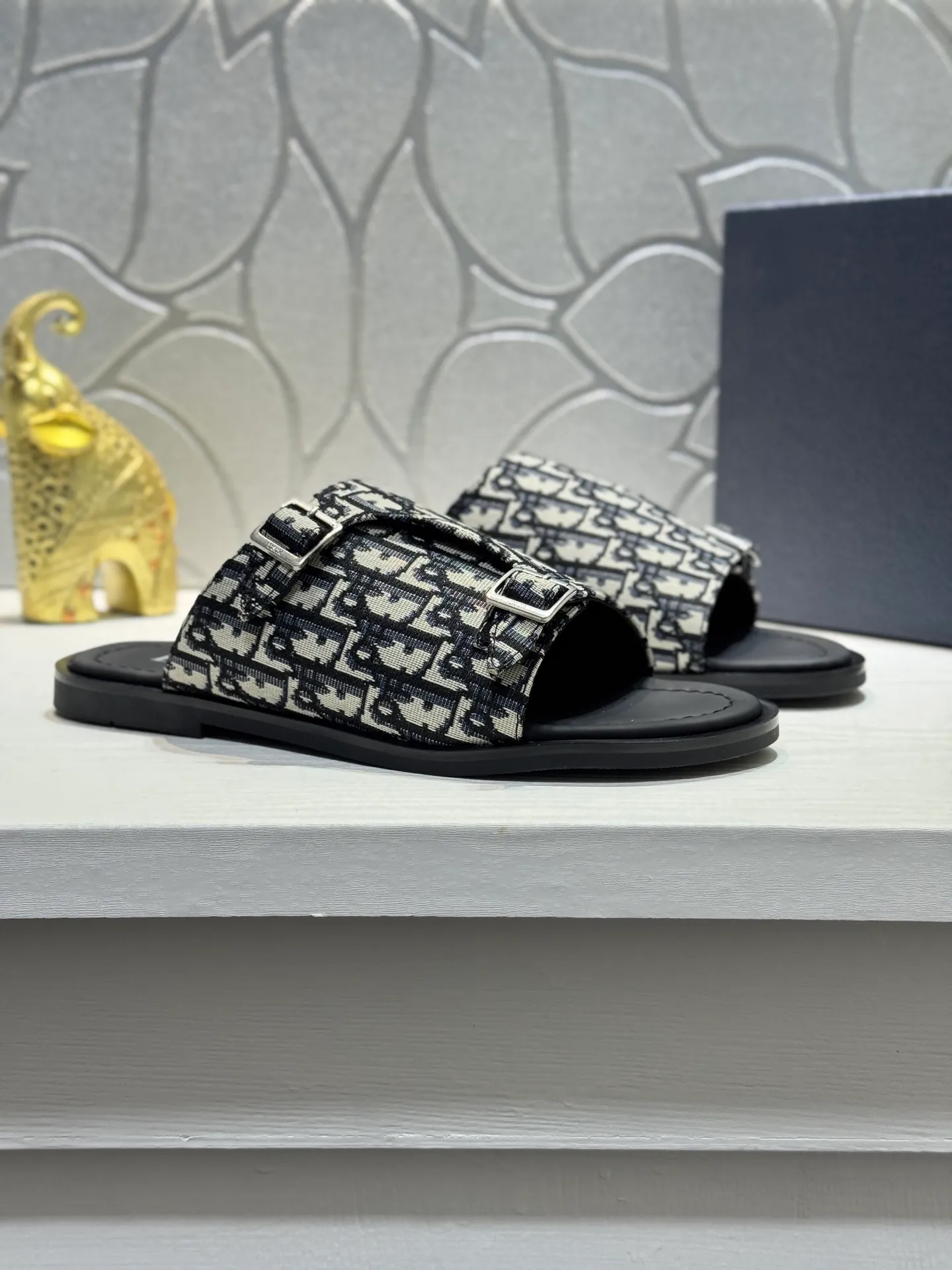 Men's men's shoes 💰320 [New style] 🦇🦇𝐂𝐡𝐫𝐢𝐬𝐭𝐢𝐚𝐧 𝐃𝐢𝐨𝐫 Dior slippers - the latest hot sandals, classic sandals, original replicas, super durable and versatile, cowhide leather with hardware accessories, very comfortable on the feet Look slim and white. Original molded outsole size: 38-44 (.45. Customized